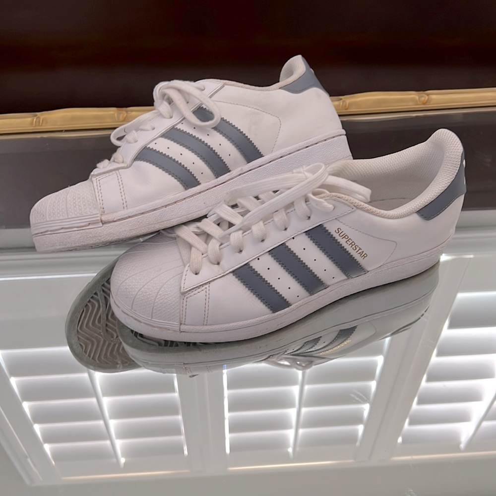 Adidas sneaker size 8